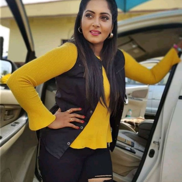 Bhabhi Ki Chut Taangein Uthva Kar Phaadi – Do Bhabhiyon Ne Porn Video Banaya – bhabi porn stories